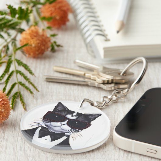 タキシードとバウのネクタイをした白黒猫 キーホルダー (正面右)