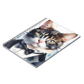 タキシードとブラックボウタイの水彩柄のタビーキャット ノートブック (左側)