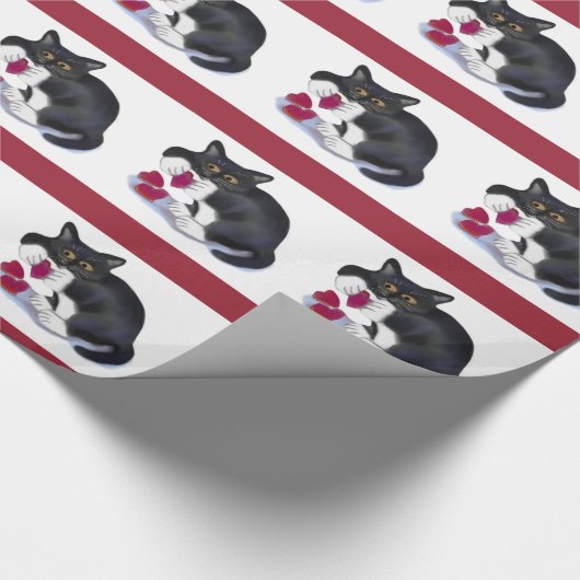 タキシードの子ネコに3人のバレンタインのハートのイヌハッカのおもちゃがあります ラッピングペーパー (角)