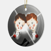 タキシードの愛らしいヴィンテージの2つのゲイの男性のカップル セラミックオーナメント (左)