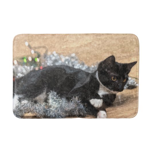 タキシードを着た子猫のティンセルとライトの絵画風 バスマット (正面)