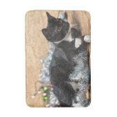 タキシードを着た子猫のティンセルとライトの絵画風 バスマット (正面縦)