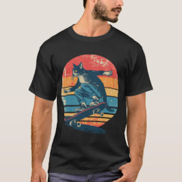 タキシードキャットのスケートボーダー　レトロな70年代、80年代の夕焼けグラフィック Tシャツ