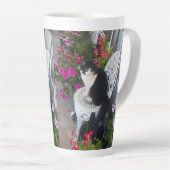 タキシード猫かわいいかわいらし花猫誕生日 カフェラテマグ (右アングル)