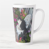 タキシード猫かわいいかわいらし花猫誕生日 カフェラテマグ (右)