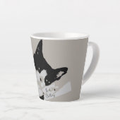 タキシード猫が寒い カフェラテマグ (右アングル)