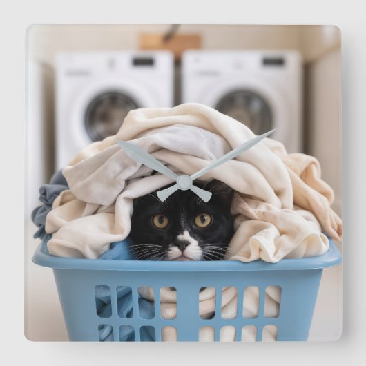 タキシード猫が洗濯かごに隠れる スクエア壁時計 (正面)