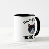 タキシード猫に気を取られる マグカップ (正面右)