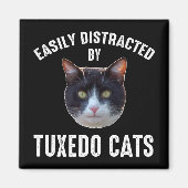 タキシード猫に気を取られる マグネット (正面)