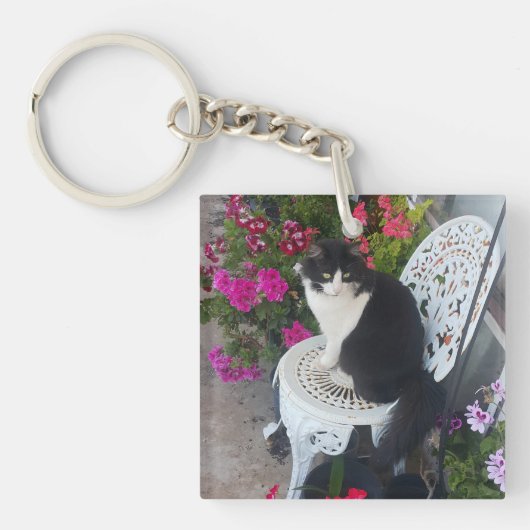 タキシード猫のかわいい花柄 黒猫 キーホルダー (正面)