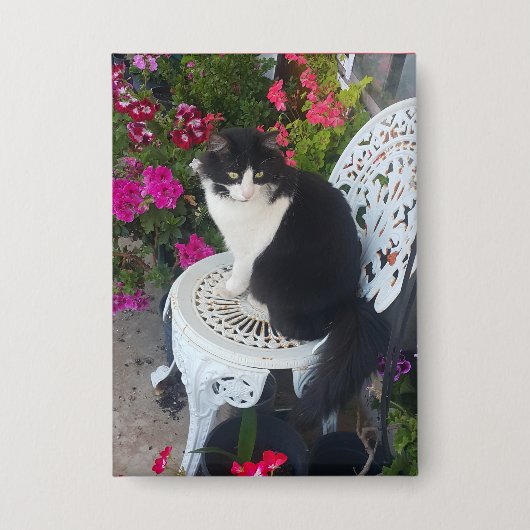 タキシード猫のかわいい花柄 黒猫 缶バッジ (正面)