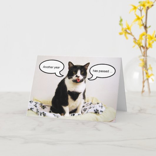 タキシード猫の誕生日のユーモアカード カード (黄色い花)