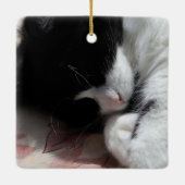 タキシード猫アートかわいいピンクの鼻キティ猫アート セラミックオーナメント (裏面)