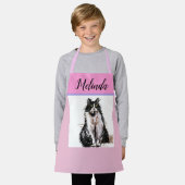 タキシード猫パステル猫キッズピンクガールズエプロン エプロン (着用した状態)