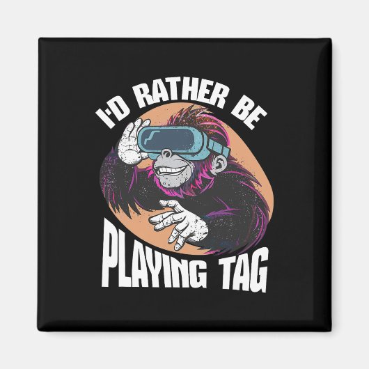 タグゲームに夢中なゲーマーおもしろTシャツ マグネット (正面)