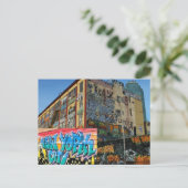 タグ付きの落書き建物 ポストカード (スタンド正面)