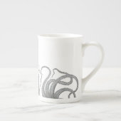 タコの航海の触手ヴィンテージクラーケンの蒸気圧 ボーンチャイナマグカップ (右)