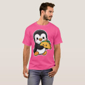 タコを持った面白いペンギンの可愛いカワイイ食品ペン Tシャツ (正面フル)