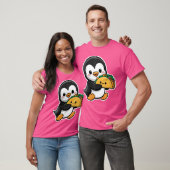 タコを持った面白いペンギンの可愛いカワイイ食品ペン Tシャツ (ユニセックス)