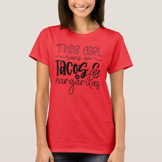 タコスとマルガリータで走る女 Funny Quote Tシャツ (正面)