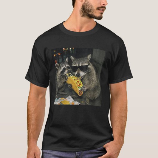 タコスを食べるアライグマの面白いゴミパンダ Tシャツ (正面)