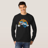 タコス用の虹と一緒にサメを食べる猫 Tシャツ (正面フル)