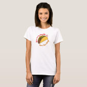 タコチューズデイのメキシコ料理のように毎日を生きる Tシャツ (正面フル)