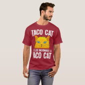 タコ猫のスペルを逆おもしろいジョークのグラフィック Tシャツ (正面フル)