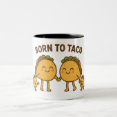 タコ生まれーへ – かわいいタコファミリー ツートーンマグカップ (中央)