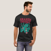 タコ クラーケン 楽しいワイン Tシャツ (正面フル)