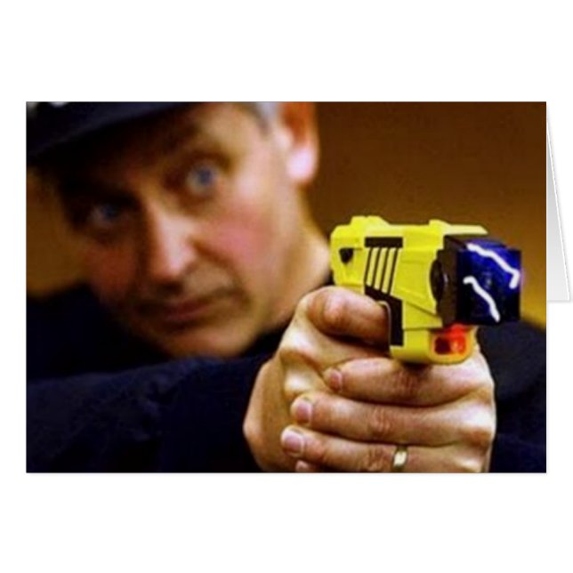 タサー銃を持った警官 (正面横)