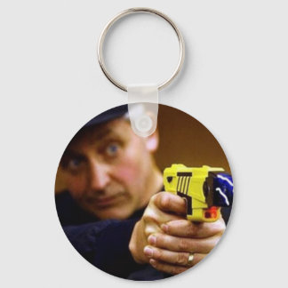 タサー銃を持った警官 キーホルダー