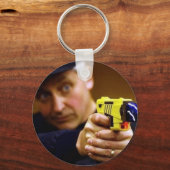 タサー銃を持った警官 キーホルダー (正面)