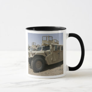 タスクフォースの軍隊Policからのhumveesの列 マグカップ