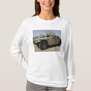 タスクフォースの軍隊Policからのhumveesの列 Tシャツ