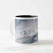 タスマン氷河の登山家山 ツートーンマグカップ (正面左)