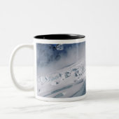 タスマン氷河の登山家山 ツートーンマグカップ (左)