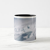 タスマン氷河の登山家山 ツートーンマグカップ (中央)