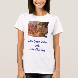 タチヤーナは犬のスマイル女性のTに合いました Tシャツ