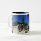 タッカリブのカーズタウン、バミューダ。ナチュラル ツートーンマグカップ (正面左)