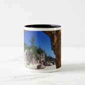 タッカリブのカーズタウン、バミューダ。ナチュラル ツートーンマグカップ (中央)