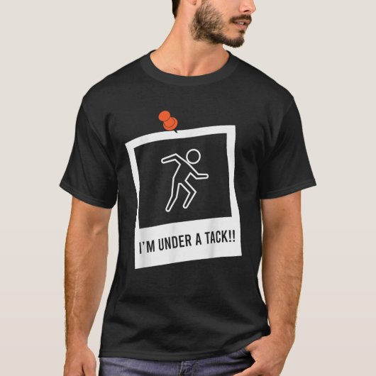 タック攻撃中 面白い棒人間デザイン Tシャツ (正面)
