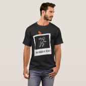 タック攻撃中 面白い棒人間デザイン Tシャツ (正面フル)