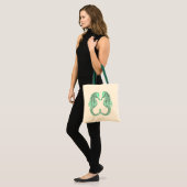タツノオトシゴに接吻するヴィンテージ トートバッグ (正面(モデル))