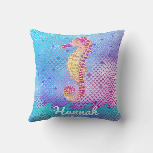 タツノオトシゴの人魚によってはかりで測られるピンクの青い海の名前 クッション (裏面)