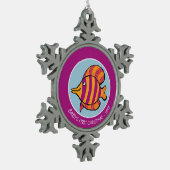 タツノオトシゴを持つオレンジおよび紫色の熱帯魚 スノーフレークピューターオーナメント (左)