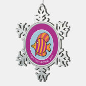 タツノオトシゴを持つオレンジおよび紫色の熱帯魚 スノーフレークピューターオーナメント (右)