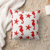 タツノオトシゴ及びヒトデの-白くおよび暗い珊瑚の赤 クッション (ブランケット)