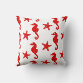 タツノオトシゴ及びヒトデの-白くおよび暗い珊瑚の赤 クッション (裏面)