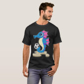 タツノオトシゴ サッカー選手 サッカー スポーツ Tシャツ (正面フル)